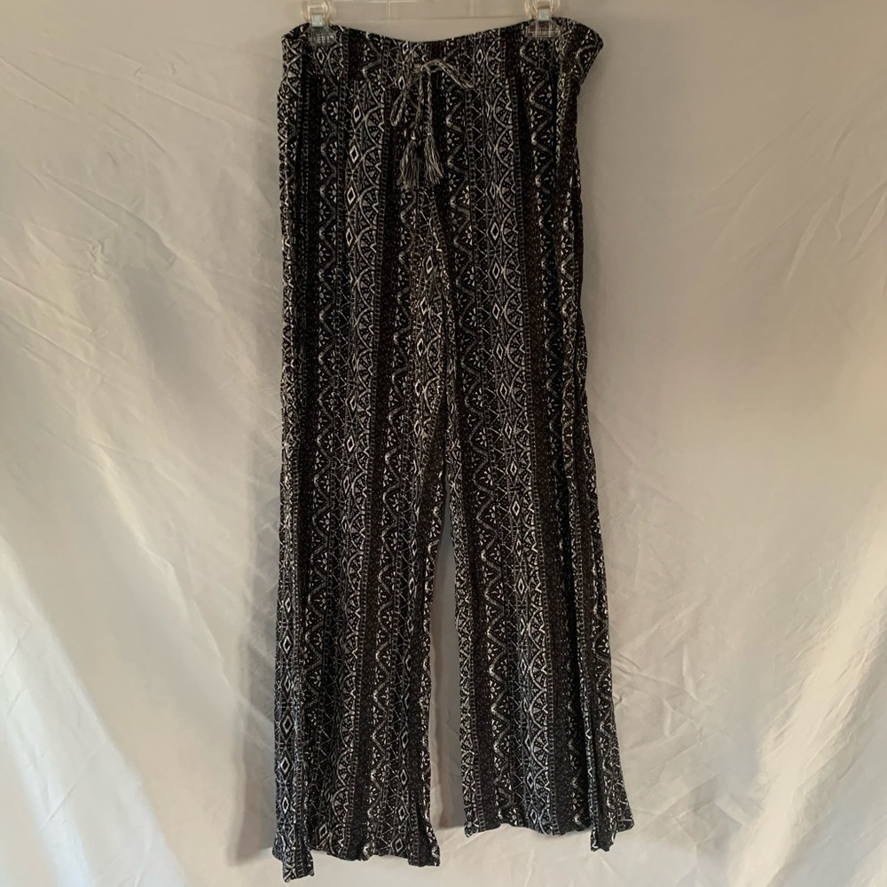 No Boundaries Black and White Flowy Pant XL